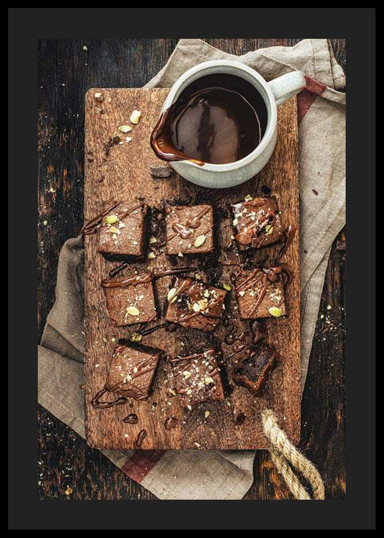 Fotografia di brownies al cioccolato con salsa al cioccolato su tavola di legno-12