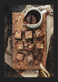 Fotografia di brownies al cioccolato con salsa al cioccolato su tavola di legno-5