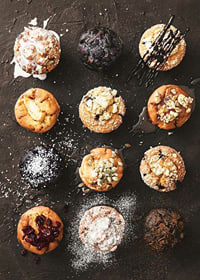 Tolv muffins med forskellige toppings i et geometrisk mønster-7