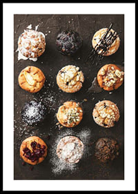 Tolv muffins med forskellige toppings i et geometrisk mønster-0