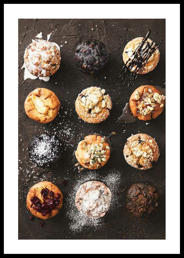 Tolv muffins med forskellige toppings i et geometrisk mønster-12
