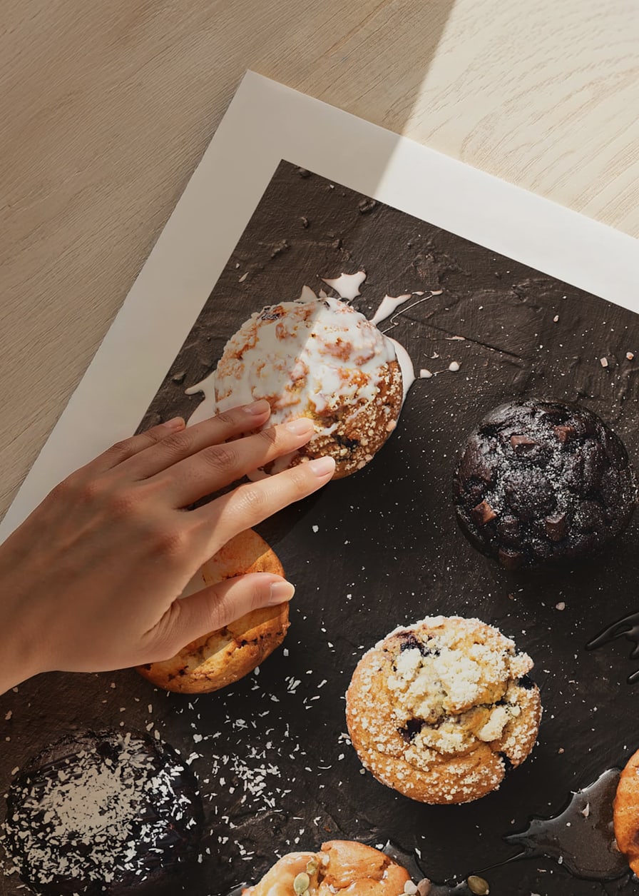 Tolv muffins med forskellige toppings i et geometrisk mønster-12