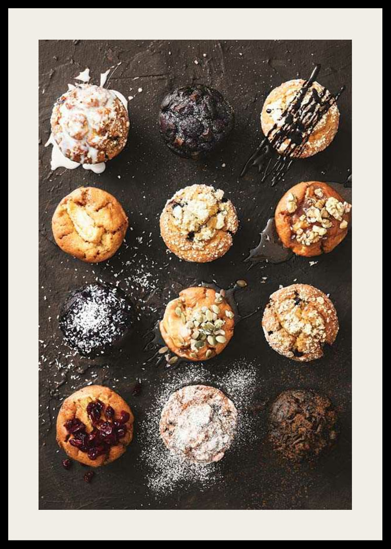 Tolv muffins med forskellige toppings i et geometrisk mønster-12
