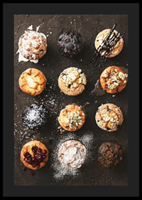 Tolv muffins med forskellige toppings i et geometrisk mønster-4