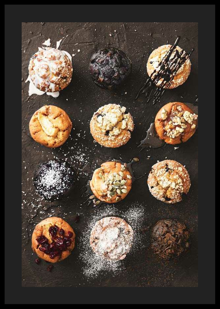 Tolv muffins med forskellige toppings i et geometrisk mønster-12