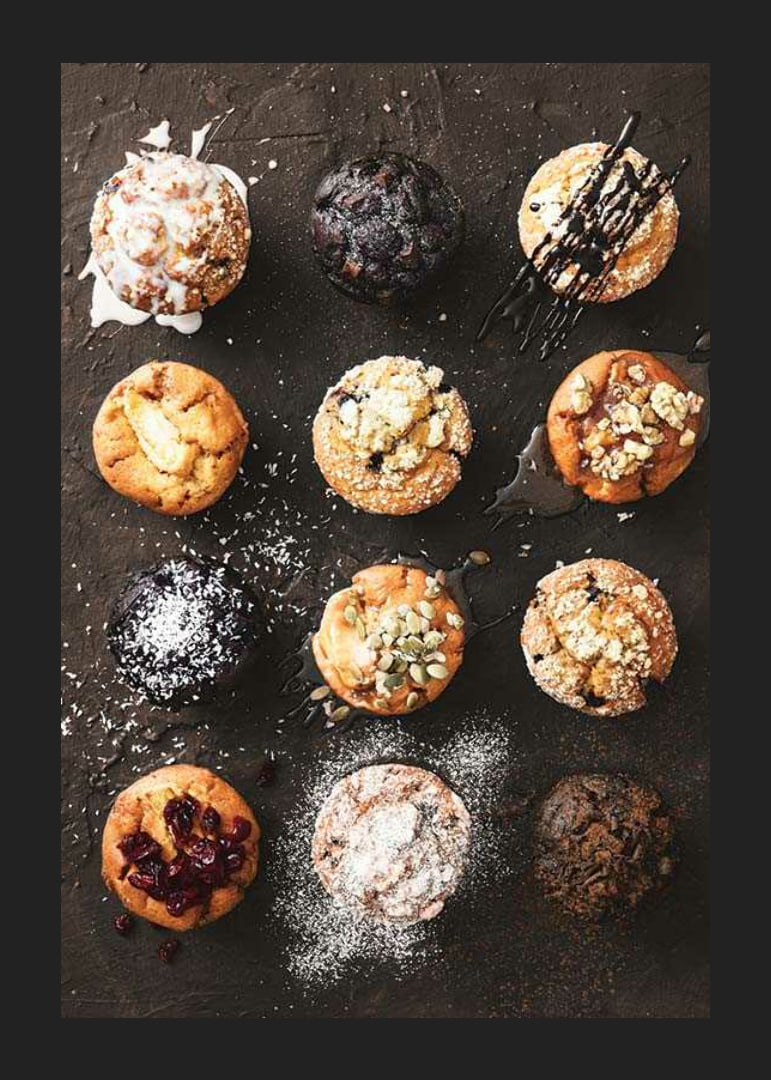 Tolv muffins med forskellige toppings i et geometrisk mønster-12