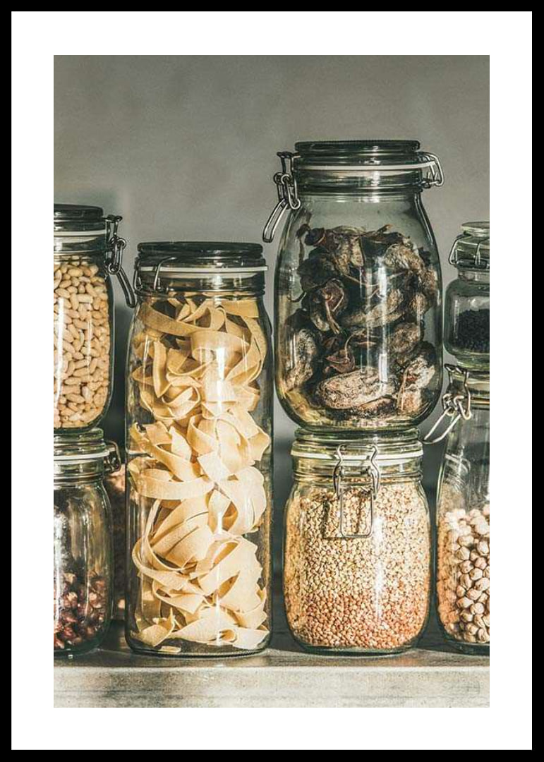 Fotografia di prodotti secchi in barattoli di vetro sullo scaffale della cucina-12