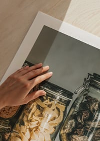 Fotografia di prodotti secchi in barattoli di vetro sullo scaffale della cucina-9