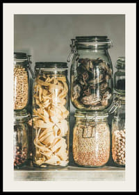 Fotografi af tørvarer i glas på køkkenhylde-2