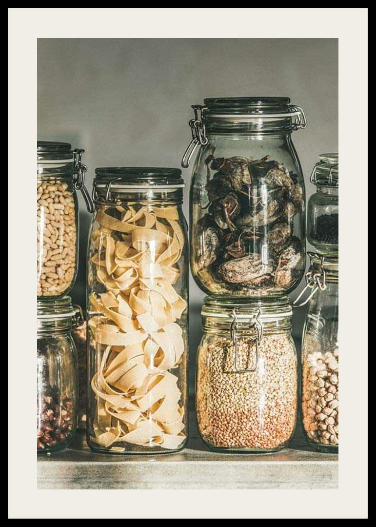 Fotografi af tørvarer i glas på køkkenhylde-12