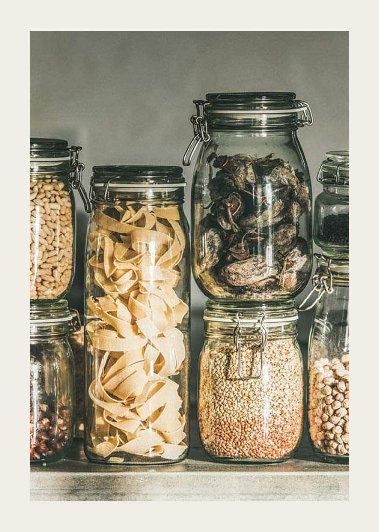 Fotografi af tørvarer i glas på køkkenhylde-12