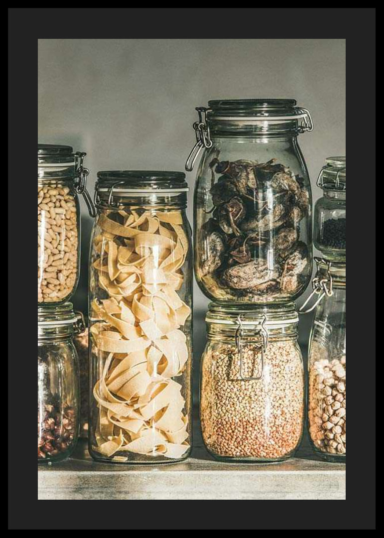 Fotografia di prodotti secchi in barattoli di vetro sullo scaffale della cucina-12