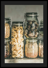 Fotografi af tørvarer i glas på køkkenhylde-4