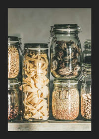 Fotografi af tørvarer i glas på køkkenhylde-5