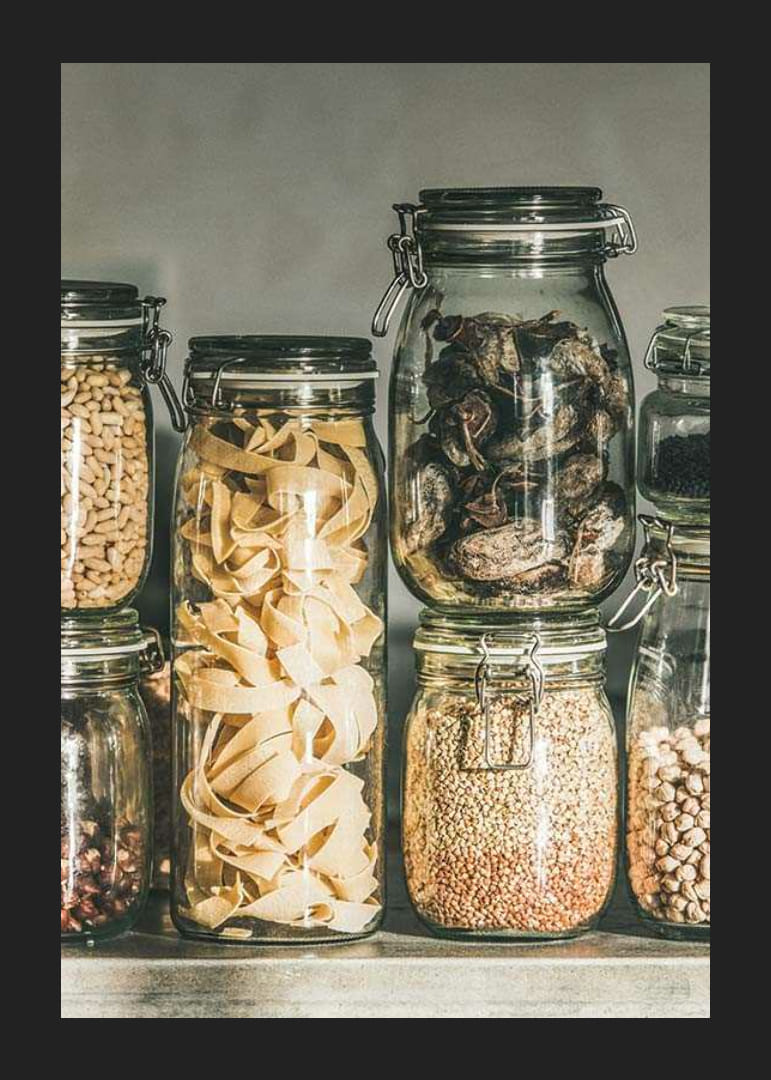 Fotografi af tørvarer i glas på køkkenhylde-12