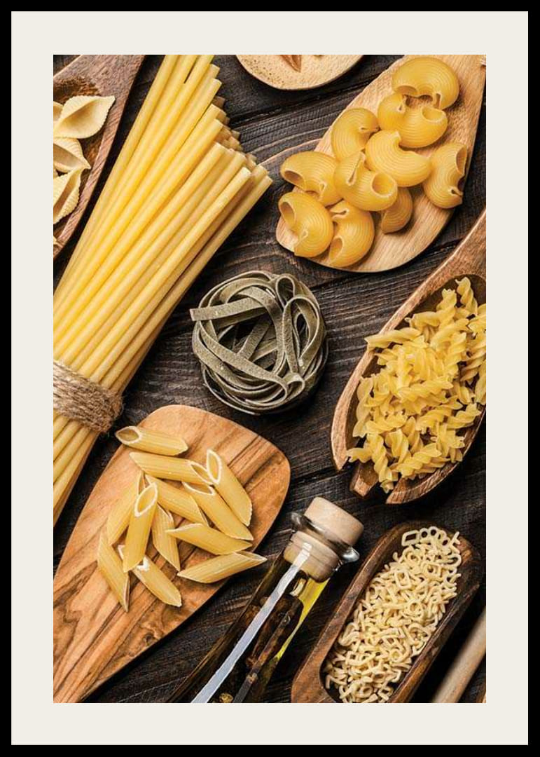 Flera sorters okokt pasta på träfat mot mörk yta-12