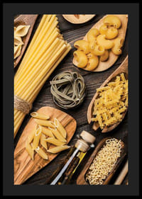 Flera sorters okokt pasta på träfat mot mörk yta-4