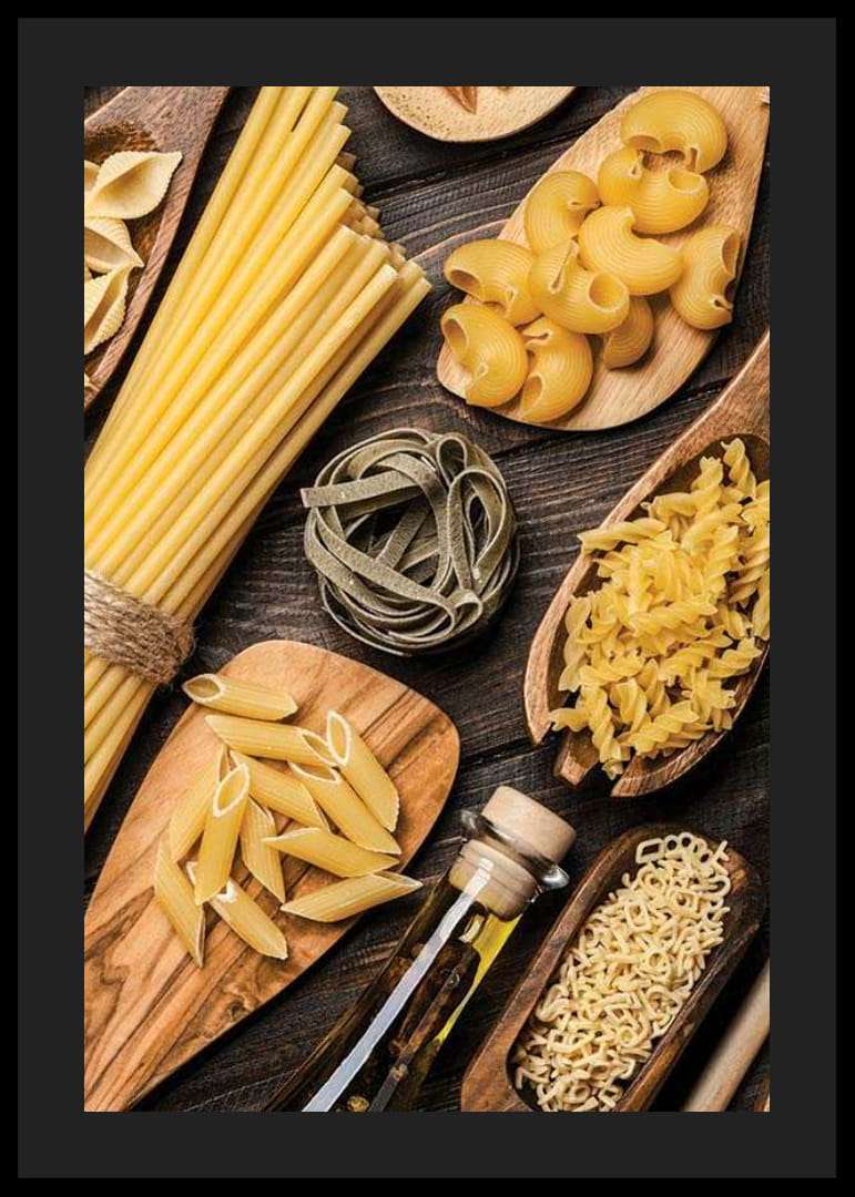 Flera sorters okokt pasta på träfat mot mörk yta-12