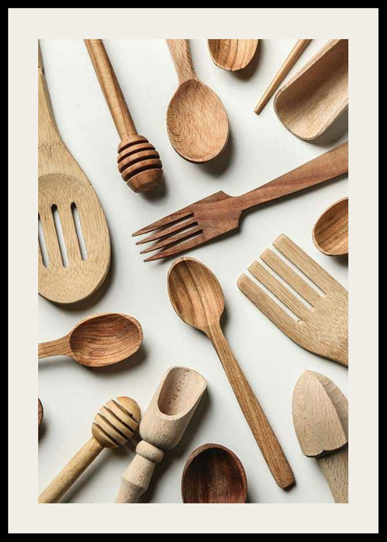 Fotografia di vari utensili da cucina in legno su uno sfondo chiaro-12