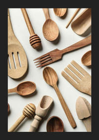 Fotografia di vari utensili da cucina in legno su uno sfondo chiaro-5