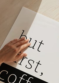 Svartvit textlayout med orden but first coffee i modern stil-3