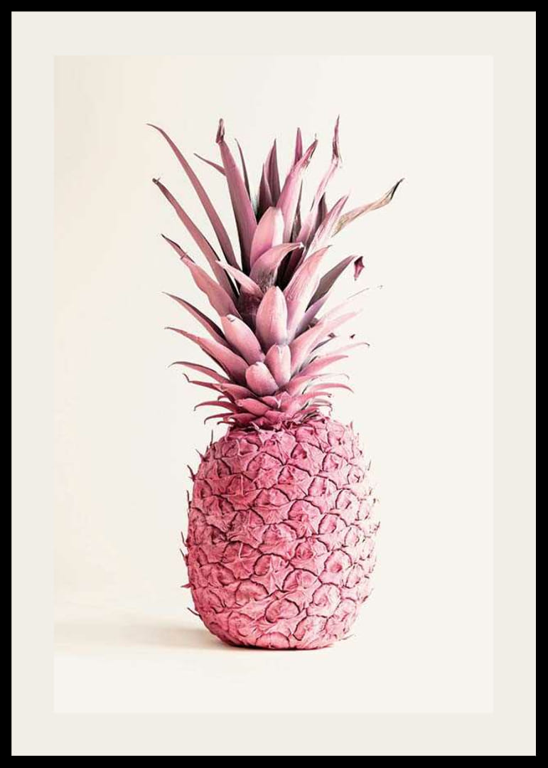 Fotografia ružového ananásu na jasnom jednoliatom pozadí-12