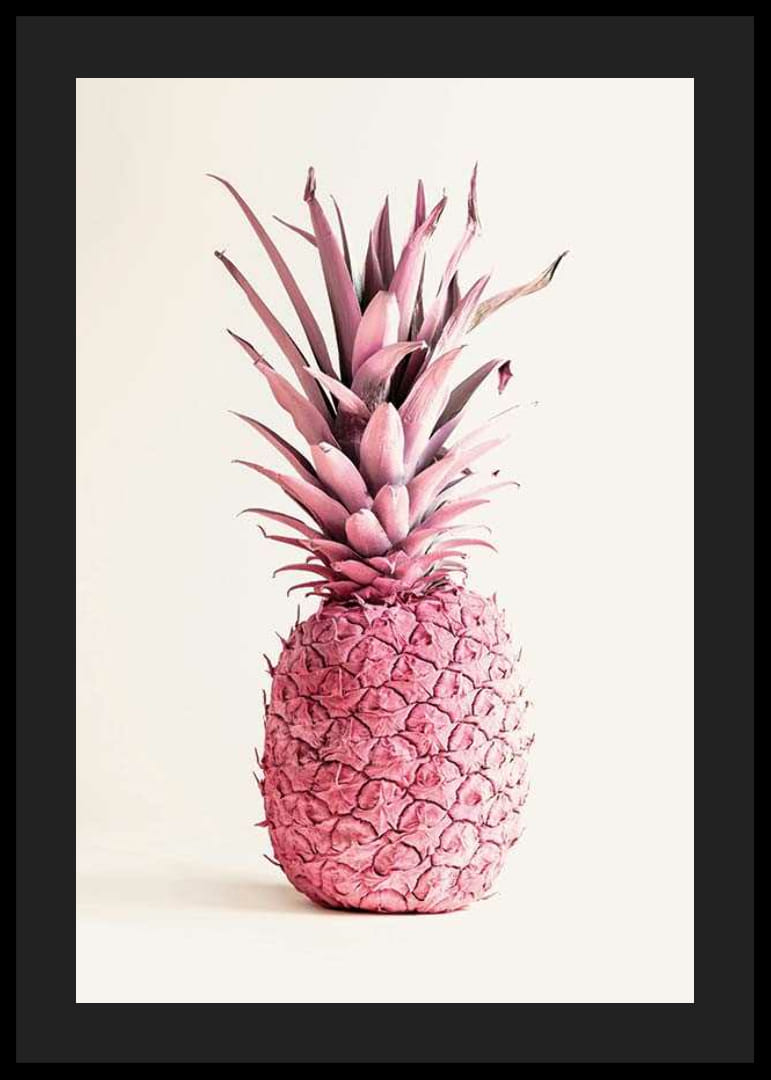 Fotografia ružového ananásu na jasnom jednoliatom pozadí-12