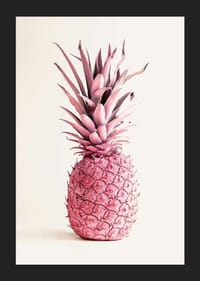 Fotografia ružového ananásu na jasnom jednoliatom pozadí-5