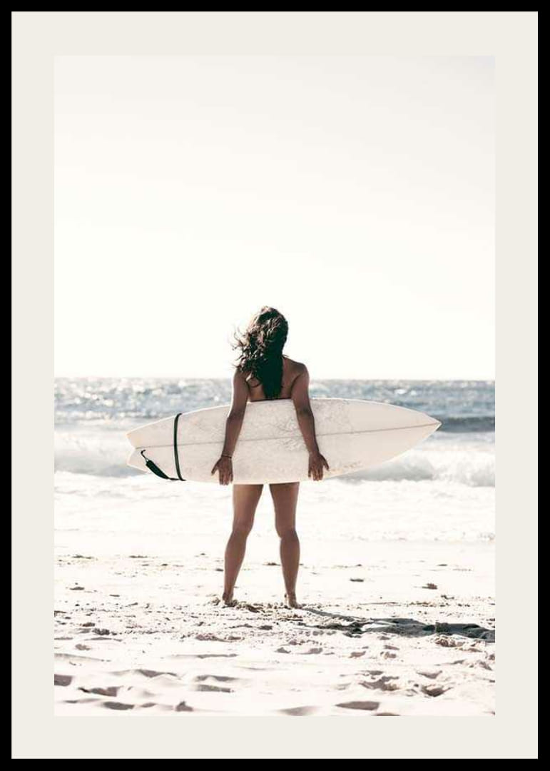 Fotografia ženy so surfom na piesočnatej pláži pri mori-12