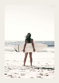 Fotografia ženy so surfom na piesočnatej pláži pri mori-3