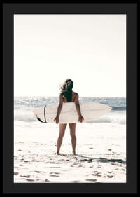 Fotografia ženy so surfom na piesočnatej pláži pri mori-4