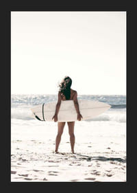 Fotografia ženy so surfom na piesočnatej pláži pri mori-5