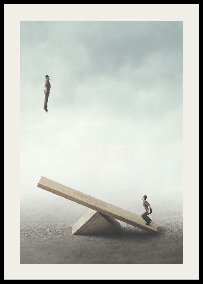 Surrealistinen kuva kahdesta miehestä keinulaudalla-12