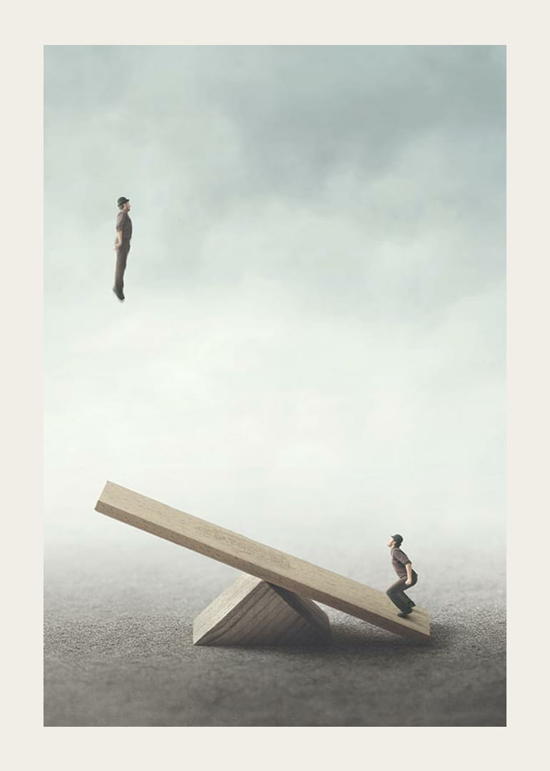 Surrealistinen kuva kahdesta miehestä keinulaudalla-12