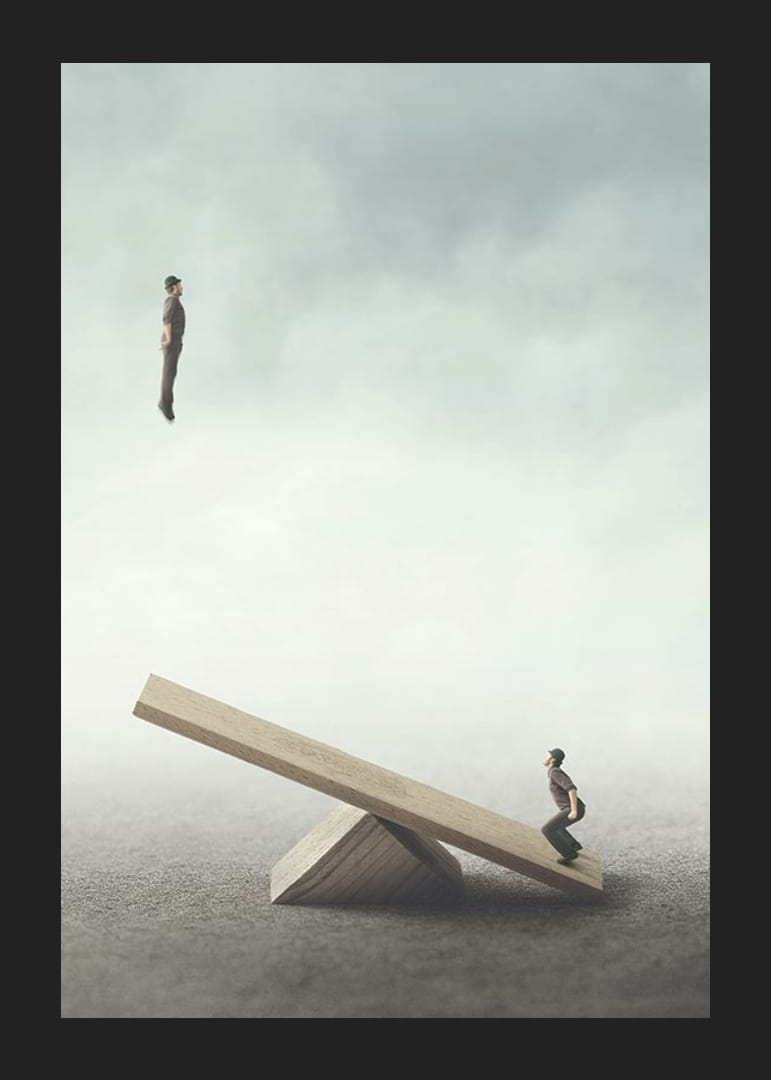 Surrealistinen kuva kahdesta miehestä keinulaudalla-12