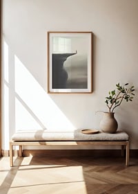 Minimalistisk illustration av person på klippavsats i grå toner-8
