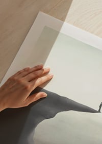 Minimalistisk illustration av person på klippavsats i grå toner-9