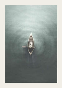 Acuarelă cu o barcă cu vâsle văzută de sus pe apă liniștită-3