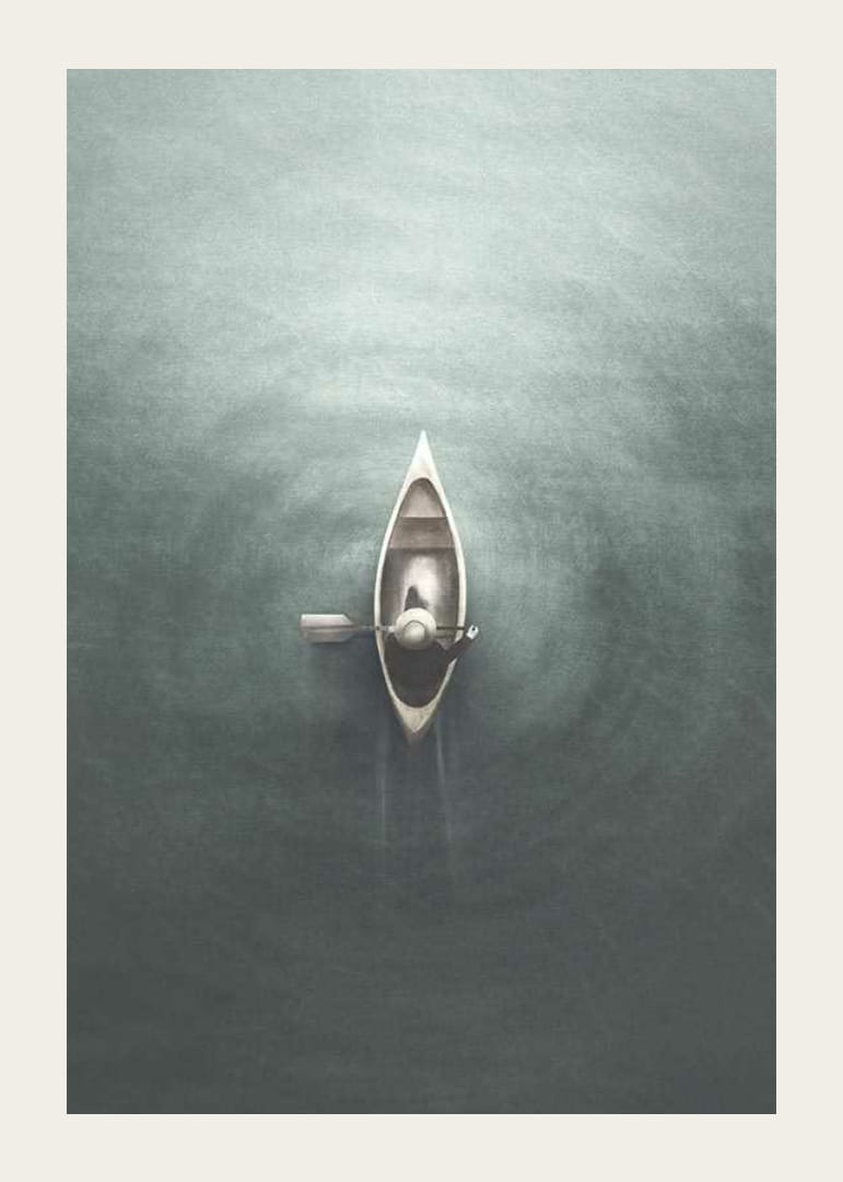 Acuarelă cu o barcă cu vâsle văzută de sus pe apă liniștită-12