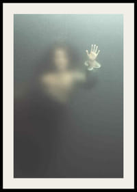 Diffus kvinneskikkelse bak glass med klar utstrakt hånd-2