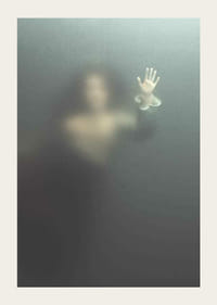 Diffus kvinneskikkelse bak glass med klar utstrakt hånd-3