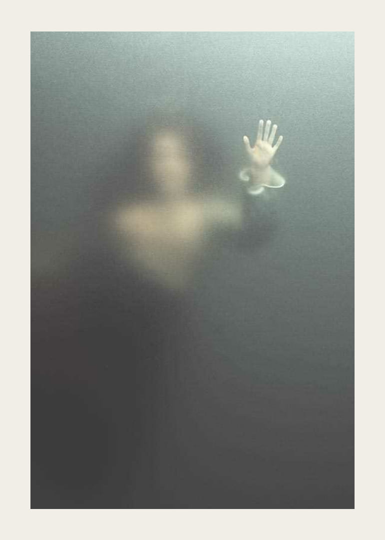 Diffus kvinneskikkelse bak glass med klar utstrakt hånd-12