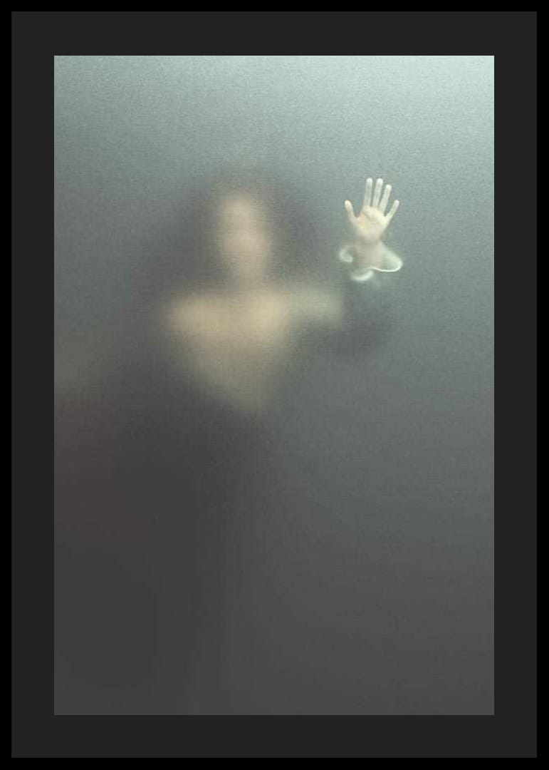 Diffus kvinneskikkelse bak glass med klar utstrakt hånd-12