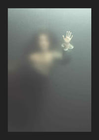 Diffus kvinneskikkelse bak glass med klar utstrakt hånd-5