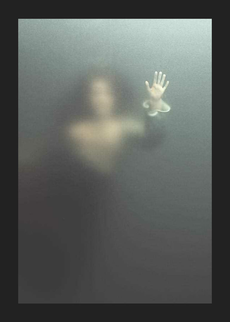 Diffus kvinneskikkelse bak glass med klar utstrakt hånd-12