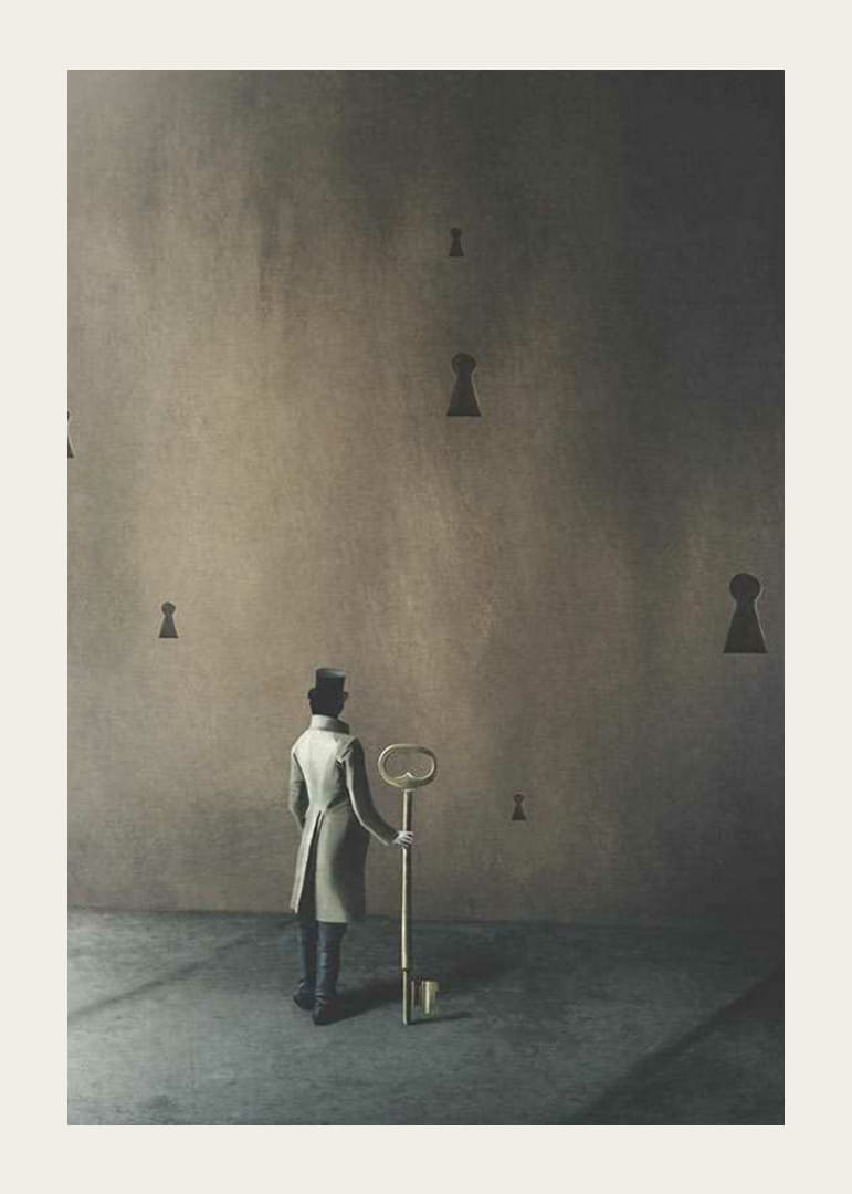 Scène surréaliste avec un homme en manteau et une grande clé contre un mur marron-12