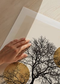 Abstrakt svart träd med två gyllene solar på beige bakgrund-9