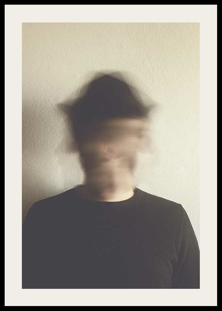 Portré erősen elmosódott arccal világos fal előtt-12