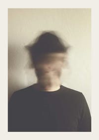 Portré erősen elmosódott arccal világos fal előtt-3