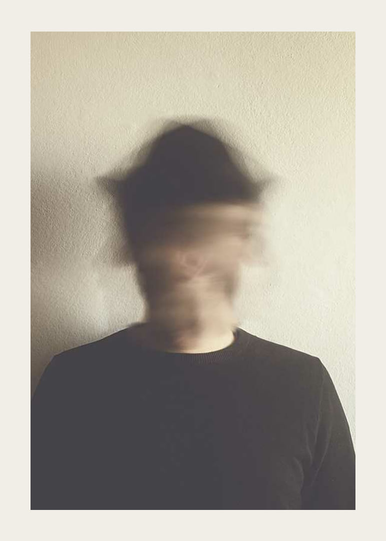 Portré erősen elmosódott arccal világos fal előtt-12